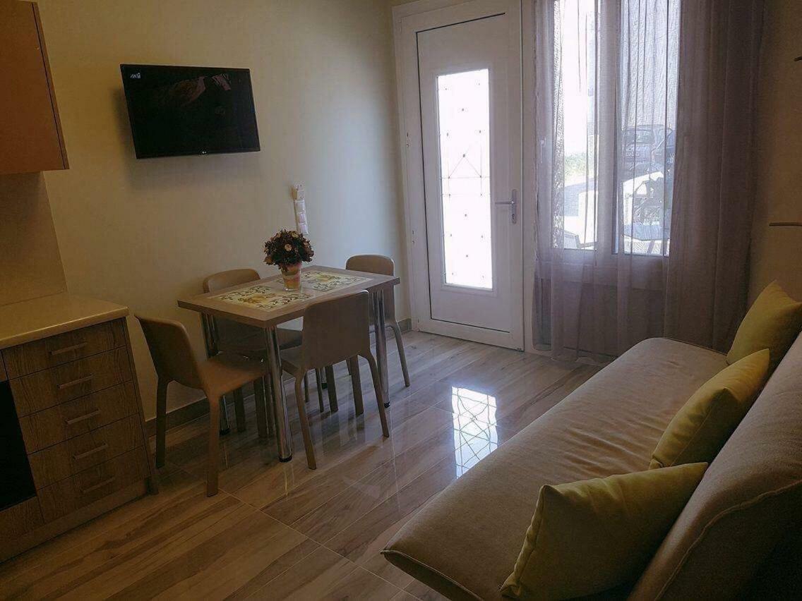 Luxury Apartments Near To The Beach Плакиас Экстерьер фото